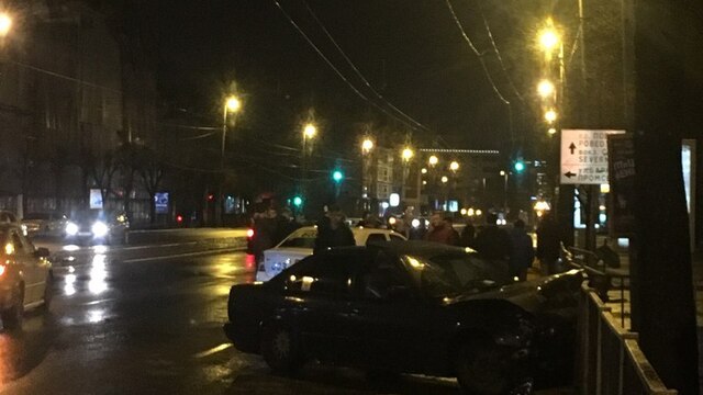 Очевидцы: на Ленинском проспекте столкнулись BMW и такси (видео)