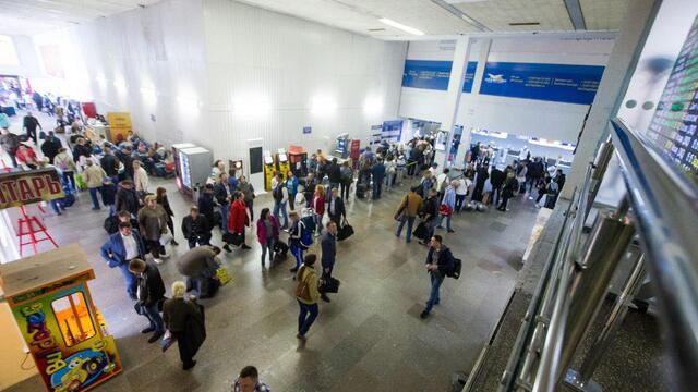 Из-за сильного снегопада в аэропортах Москвы задержали и отменили 49 рейсов