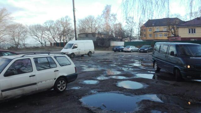 В Пионерском ликвидируют крупную стихийную парковку на ул. Комсомольской