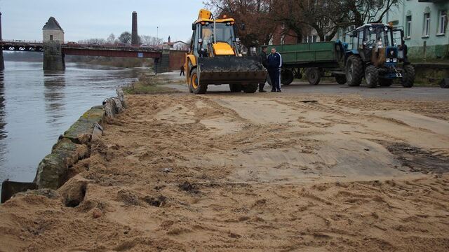В Советске ликвидировали яму на набережной у моста королевы Луизы