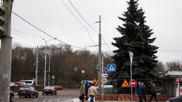 На участке возле автовокзала, где росли десять елей, проложат дорогу для автобусов