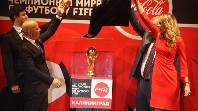 В Калининград привезли кубок чемпионата мира по футболу (фото)