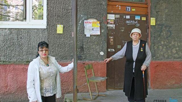 В Калининграде пенсионерка борется за скамейку, которую демонтировали соседи 