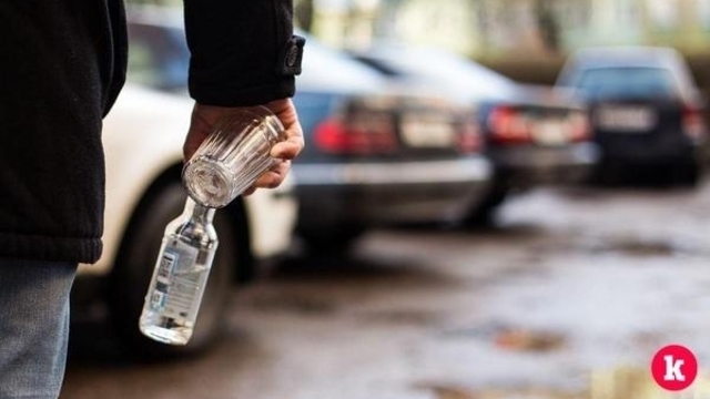 Минздрав РФ предлагает запретить продажу спиртного лицам моложе 21 года