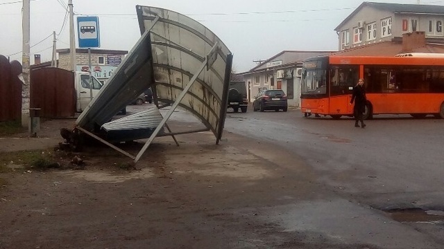 На Северной горе неизвестные разломали автобусную остановку (фото)