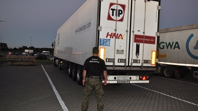 В Гжехотках россиянин пытался пересечь границу на грузовике с угнанным в Андорре прицепом (фото)