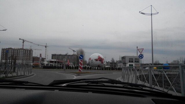 На въезде в Зеленоградск установили шестиметровую копию футбольного мяча (фото)