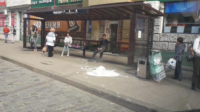 На остановке у Южного вокзала неизвестные разлили ведро краски (фото)