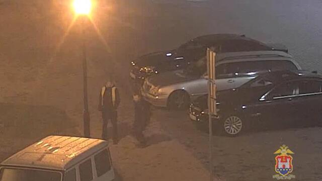 Двое мужчин разгромили автомобили владельца казино в Куликово (видео)