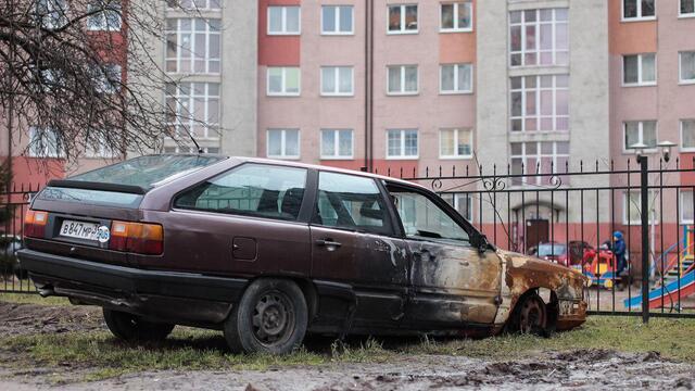 В Калининграде сотрудники ГИБДД эвакуируют бесхозные машины