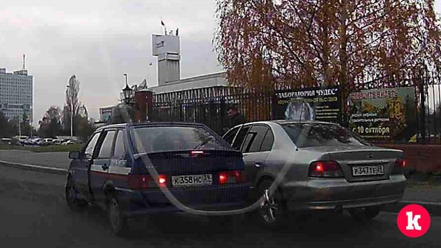 В Калининграде на ул. Клинической в аварию попала машина Почты России (видео)