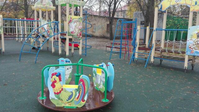Подрядчика оштрафовали за срыв сроков строительства детской площадки у озера Поплавок