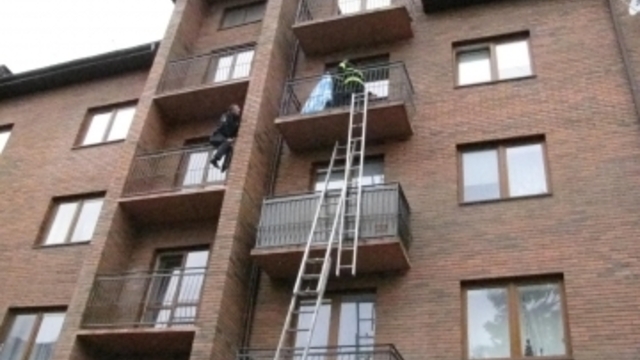В Пионерском полицейский спас от переохлаждения пенсионерку, запертую на балконе в халате