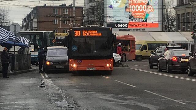 Из-за ДТП с автобусом у Центрального рынка машины едут по встречке