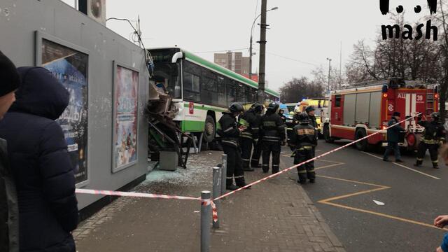 В Москве автобус наехал на остановку общественного транспорта, есть жертвы