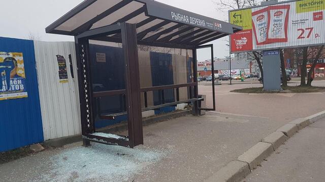 В Калининграде на ул. Октябрьской неизвестные разбили остановку 