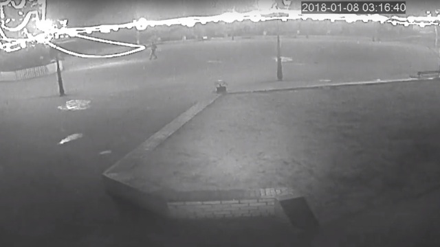 В Славске попали на видео действия молодёжи, срывавшей гирлянду с городской новогодней ёлки