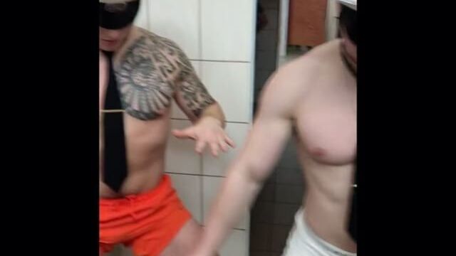 Калининградские студенты станцевали под Satisfaction в поддержку ульяновских курсантов