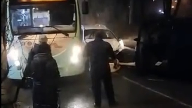 В Калининграде на ул. Инженерной столкнулись две легковушки и троллейбус