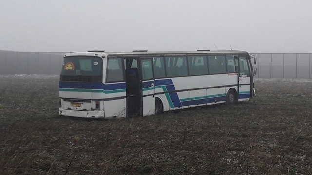 Водителя автобуса в Гусевском районе, вылетевшего с трассы в поле, дезориентировал туман