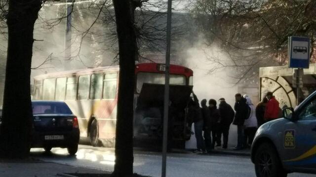 На ул. Комсомольской в Калининграде загорелся пассажирский автобус (дополнено) 