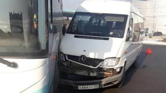 На калининградском автовокзале столкнулись автобус и маршрутка