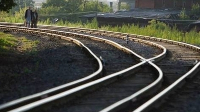 В Польше пьяный мужчина уснул на рельсах и не заметил остановившегося над ним поезда