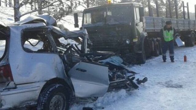 Под Красноярском при столкновении минивэна и грузовика погибли восемь человек, в том числе двое детей (фото)