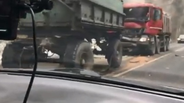 На балтийской трассе из-за аварии с песковозом собирается пробка (видео)