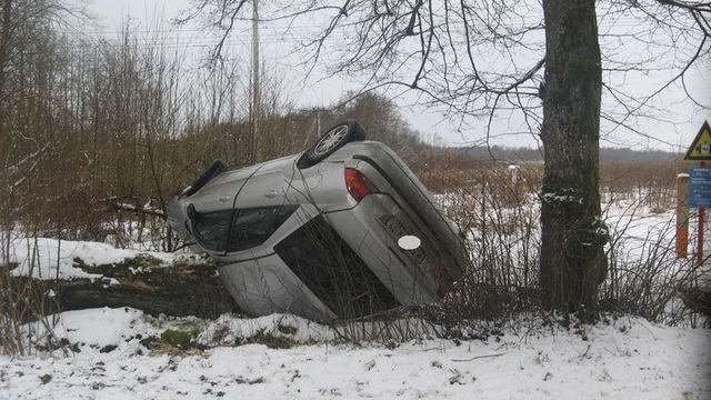 В Неманском районе Ford перевернулся на трассе, пострадала 21-летняя девушка (фото)