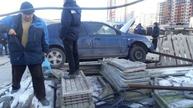 На ул. Елизаветинской в Калининграде Renault снёс ограждение и въехал на стройплощадку