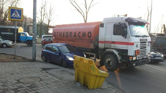  В Калининграде на ул. Дм. Донского столкнулись бензовоз и легковушка, движение затруднено