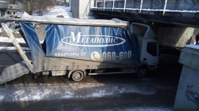 На ул. Островского под железнодорожным мостом застрял грузовик, образовалась пробка