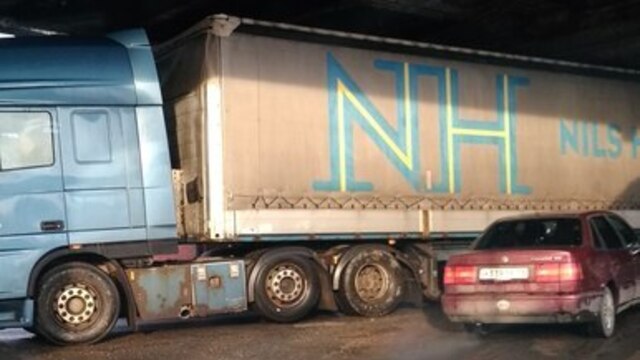  В Калининграде на двухъярусном мосту застрявшая фура заблокировала движение