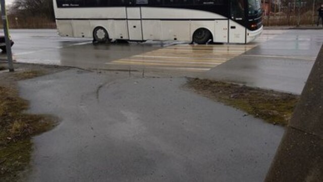 На багратионовской трассе у пассажирского автобуса на ходу отвалилось колесо (фото)