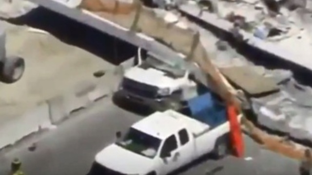 В США рухнул пешеходный мост, погибли несколько человек (видео)