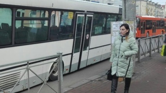 В центре Калининграда на ходу завалился набок пассажирский автобус (фото)