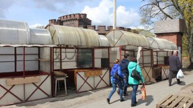 В Калининграде от башни Врангеля уберут киоски с янтарными поделками