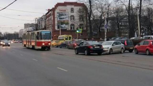 На улице Черняховского из-за ДТП застопорилось движение трамваев (фото)