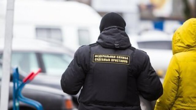 Калининградца оштрафовали на 150 тысяч за попытку подкупить пристава, чтобы снять запрет на выезд за границу