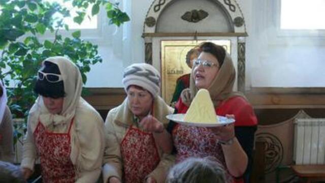 Накормить 200 человек: в Янтарном матушка за свой счёт делает творожные пасхи для прихожан