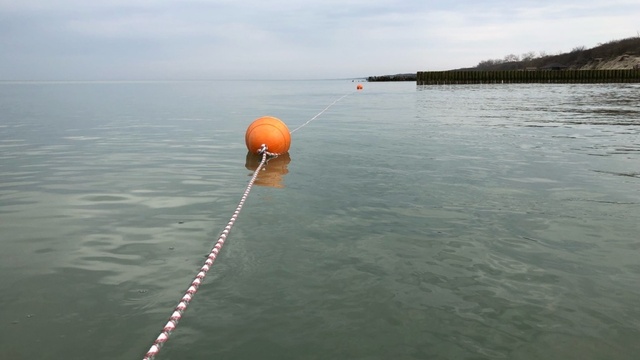 В Зеленоградске дайверы натянули в море канат, чтобы пловцов не уносило течением