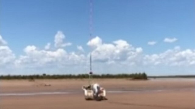 В Австралии рыбак два дня просидел в лодке, окружённой крокодилами (видео)