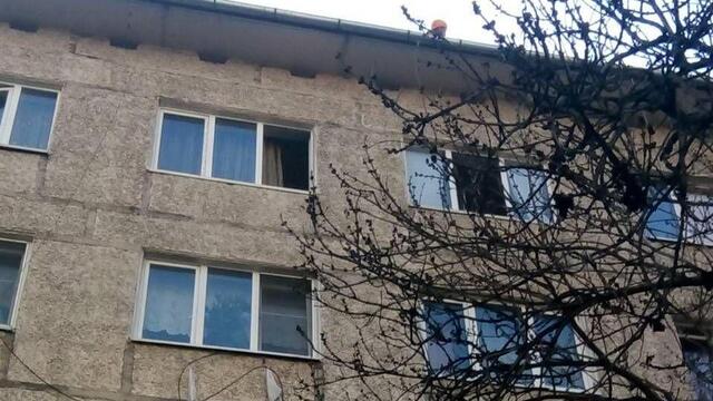 В Калининграде на Горького ребёнок гулял по подоконнику на пятом этаже (фото)