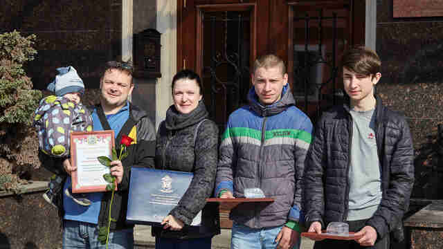 Поймали автомобильного вора и преступника с ножом: в Калининграде наградили горожан, помогающих полиции