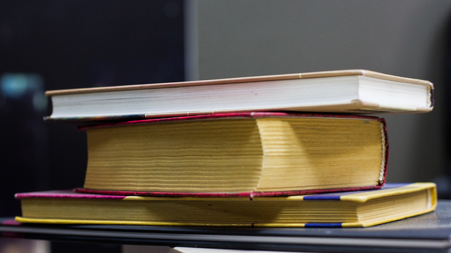 Калининградец хранил краденые деньги в книге 