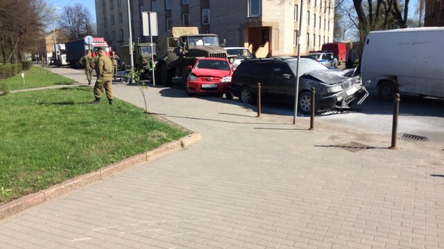 В Черняховске столкнулись военный грузовик и две иномарки