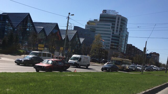 На Московском проспекте столкнулись автобус и Volkswagen, собирается пробка (видео)