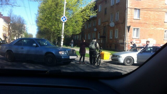 На Батальной в Калининграде машина сбила пожилого велосипедиста
