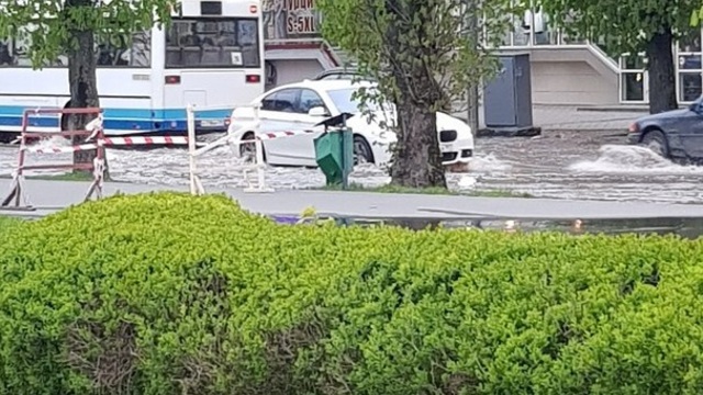 Из-за прорыва водопровода затопило улицу Пролетарскую (фото)